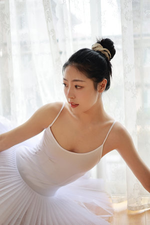 老头跪在两腿之间吃奶